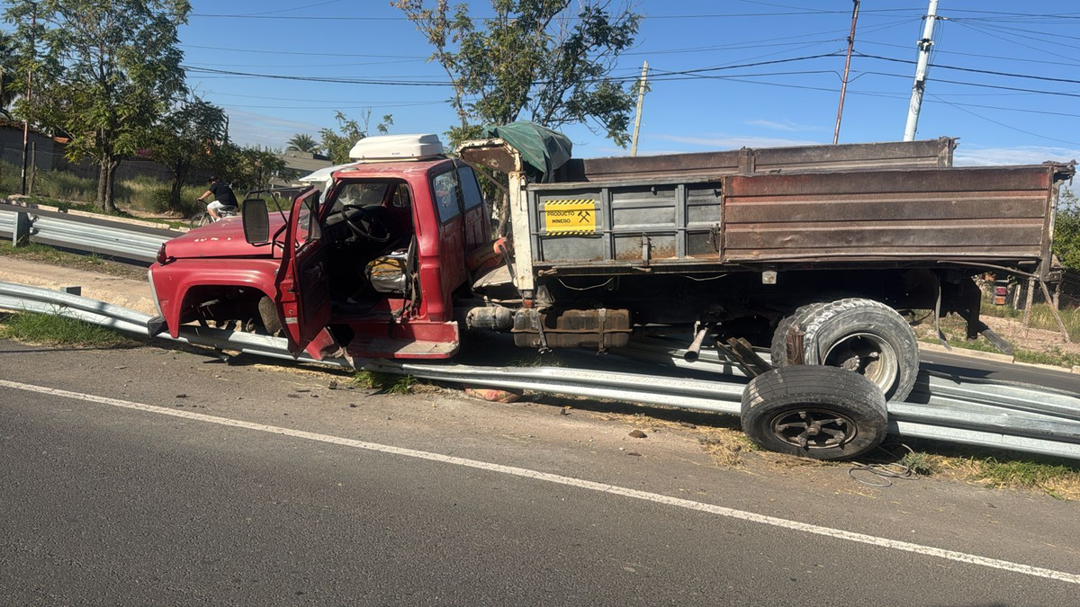 Un camión se quedó sin frenos y provocó un choque en cadena en Guaymallén