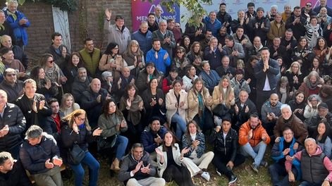 Luis Petri eligió reunirse con sus seguidores en lugar de ir al congreso que protagonizó Alfredo Cornejo.