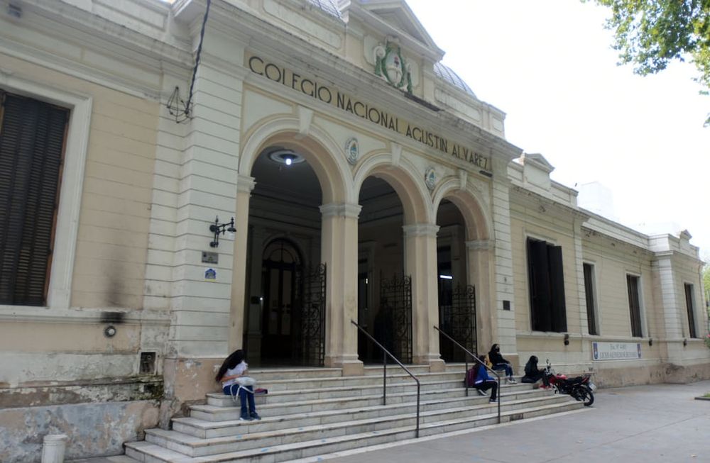 El edificio del Colegio Nacional Agustín Álvarez, frente a la plaza Independencia, fue declarado monumento histórico. Foto: Nicolás Ríos / Los Andes.