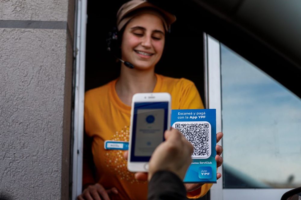 Cu&aacute;les son los requisitos para pagar combustible con d&oacute;lares desde la app de YPF