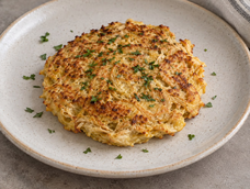 Prepará una cena dorada y tierna con pollo desmenuzado y huevos, sin necesidad de harina.