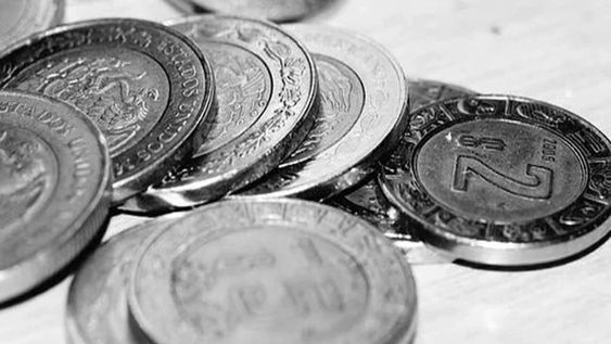 La pieza plateada está en circulación desde los primeros días de agosto del 2009. Según el Banco de México se trata de una pieza de la familia D, una de las más actuales y sirve para realizar transacciones.