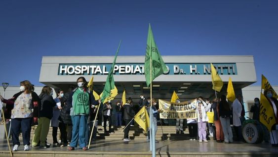 Gremios se manifestaron en contra de la propuesta salarial del Poder Ejecutivo. Orlando Pelichotti / Los Andes