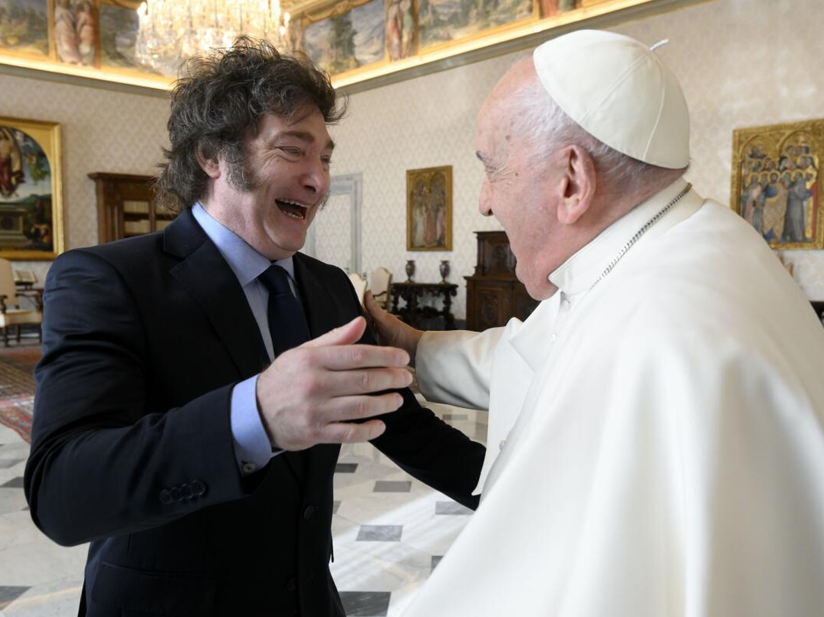 Javier Milei junto al papa Francisco en el Vaticano.