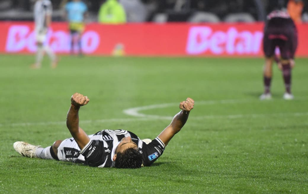 Nacho Sabatini encabezó un contragolpe espectacular en la última jugada del partido, pero Losada salvó al Granate. Exhausto, el jugador del Lobo quedó tendido en el suelo y desde allí escuchó el pitazo final, que celebró tendido en el pasto del Legrotaglie. Nacho Sabatini encabezó un contragolpe espectacular en la última jugada del partido, pero Losada salvó al Granate. Exhausto, el jugador del Lobo quedó tendido en el suelo y desde allí escuchó el pitazo final, que celebró tendido en el pasto del Legrotaglie.