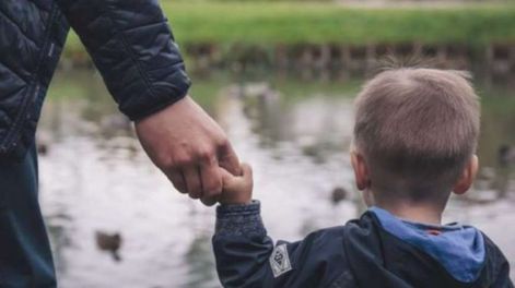 La mujer deberá pagar al hombre por haberlo engañado al decirle que el niño era su hijo biológico.