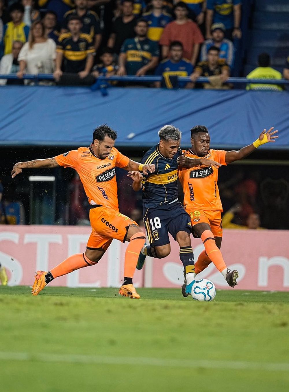 Delgado fue uno de los puntos algos de Boca en la primera parte. 