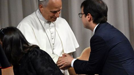 El papa León XIV junto a Christopher Olah, cofundador de Anthropic, durante la presentación de la encíclica Magnifica Humanitas