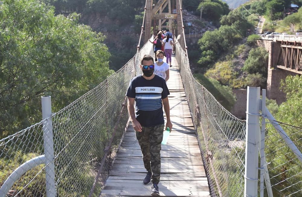 Ya sea para pasar el día o con reservas en cabañas y hospedajes de la zona, ayer muchos aprovecharon para pasear por Cacheuta y disfrutar del paisaje otoñal. / Foto: Mariana Villa