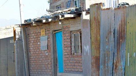 La víctima había invitado a una joven a tomar alcohol en su casa en el barrio Álvarez Condarco. Fue atacado en la vereda. | Foto: Orlando Pelichotti / Los Andes