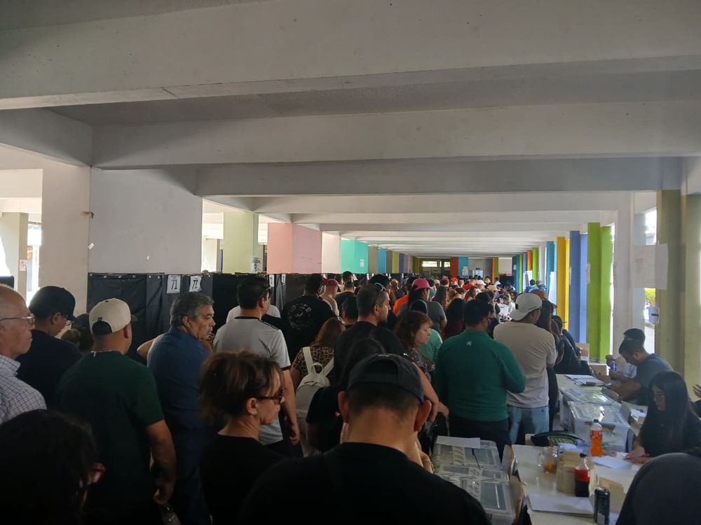 Elecciones en Chile 2025: con mucha afluencia por el voto obligatorio, ciudadanos chilenos acuden a las urnas.