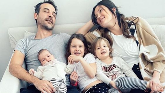 Paula Chaves y Pedro Alfonso junto a sus tres hijos.