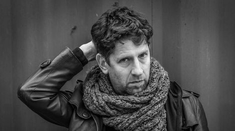 Los Andes | Alejandro Guyot es cantante, poeta y escritor. Antes de su novela Sangre, había publicado en 2009 Brumarios (traducido al francés) y en 2019 compiló su trabajo autoral en el libro Canciones de Amor, de Locura y de Muerte (Tangos, Valses y Milongas de