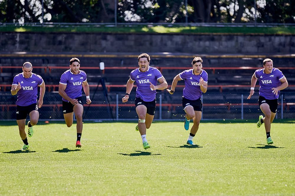Rugby. Rodrio Isgró corre junto a sus compañeros backs