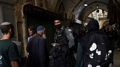 Los Andes | Policías israelís cubren el cuerpo sin vida del supuesto atacante palestino, muerto a tiros. (AP)