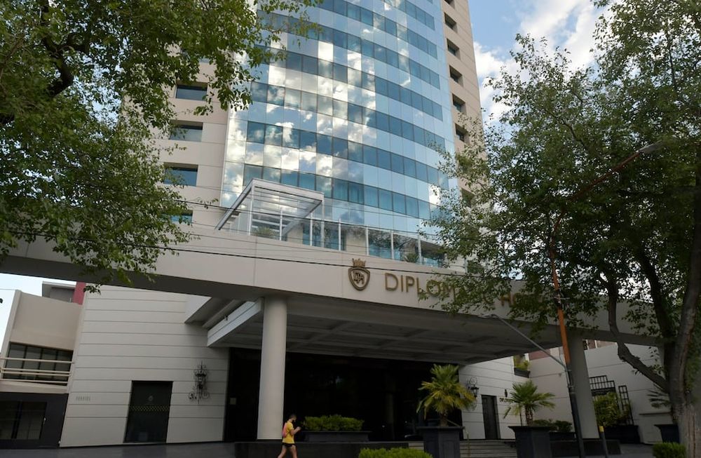 Alta gama. El hotel Diplomatic volverá a recibir pasajeros en febrero. Una forma de reducir las pérdidas por la inactividad. Foto: Orlando Pelichotti / Los Andes.