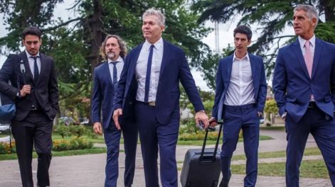 Fernando Burlando, abogado de la familia de Fernando Báez Sosa, junto a su equipo. Gentileza: TN.