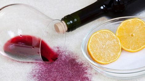 Eliminar las manchas de vino tinto de la ropa puede parecer una tarea complicada.