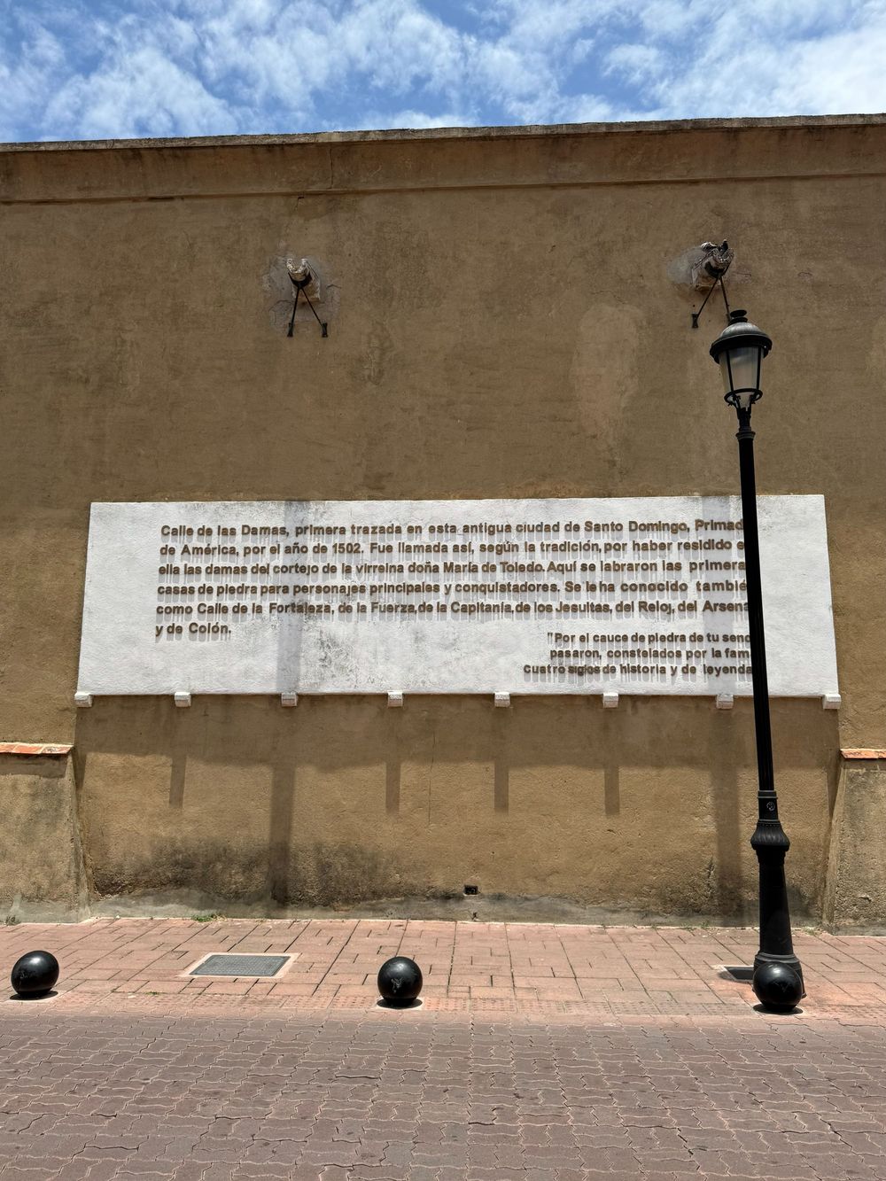 Considerada la calle más antigua de América, reúne algunos de los edificios históricos más importantes de Santo Domingo.