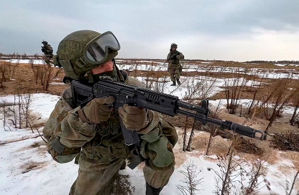 Marines rusos toman posiciones durante maniobras conjuntas con el ejército de Bielorrusia en los campos de entrenamiento de Obuz-Lesnovsky. Foto: Servicio de Prensa del Ministerio de Defensa de Rusia vía AP