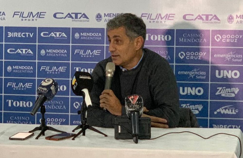 El presidente del Tomba José Mansur habló en conferencia de prensa y aseguró que seguirán trabajando por el estadio Feliciano Gambarte. / Gentileza: Argentina FC.