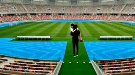 La foto viral sobre el estadio lujoso de Santiago del Estero con Abigail y su papá como protagonistas