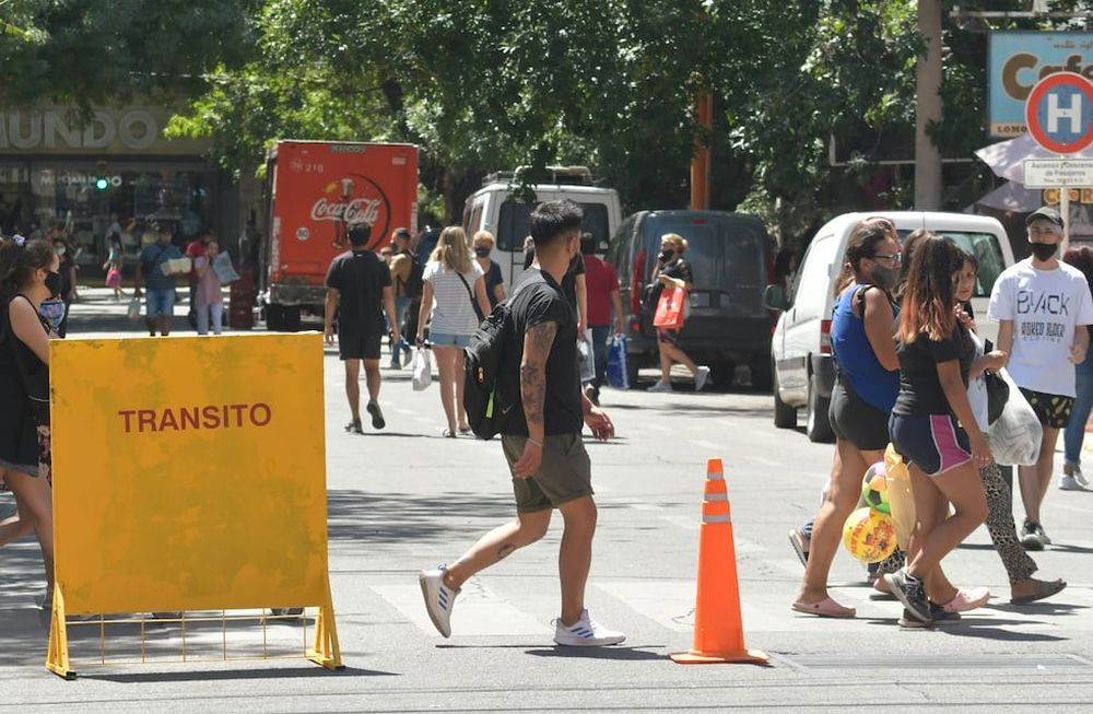 Compras de navidad. El centro se vio colmado por aquellos que tenían que terminar de comprar los regalos navideños. Foto: Orlando Pelichotti / Los Andes.