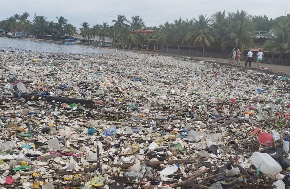 Imágenes impactantes: Toneladas de basura llegaron a la orilla de las playas de Honduras