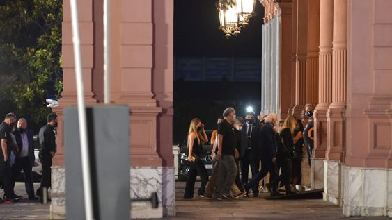 Multitudinaria despedida a Diego Armando Maradona en la Casa Rosada.