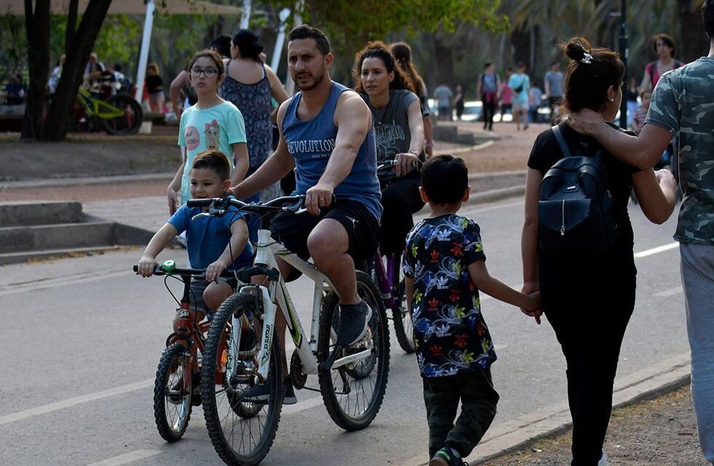 Los mendocinos aprovecharon el buen tiempo del domingo para salir a pasear por el Parque, plazas y espacios verdes.Foto: Orlando Pelichotti