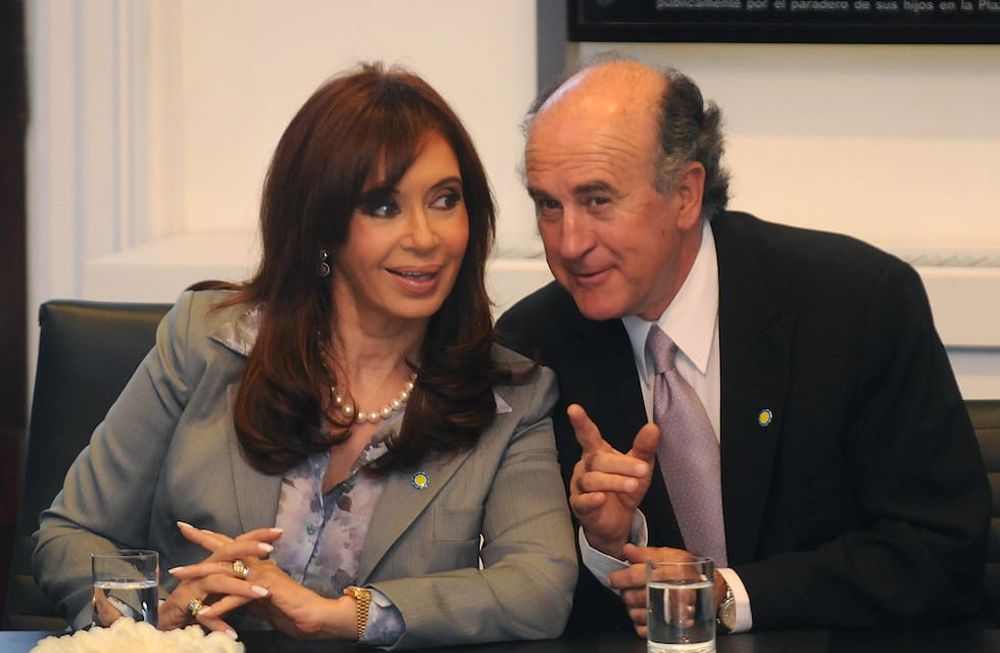Waldo Wolff denunció al actual senador nacional Oscar Parrilli y Juan Mena, dos hombres que integran el círculo íntimo de la vicepresidenta Cristina Kirchner.