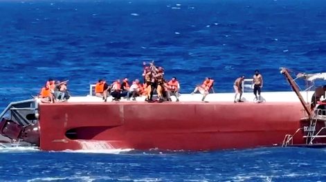 Sube a ocho el número de personas muertas en el naufragio de un barco de pasajeros en Chipre.
