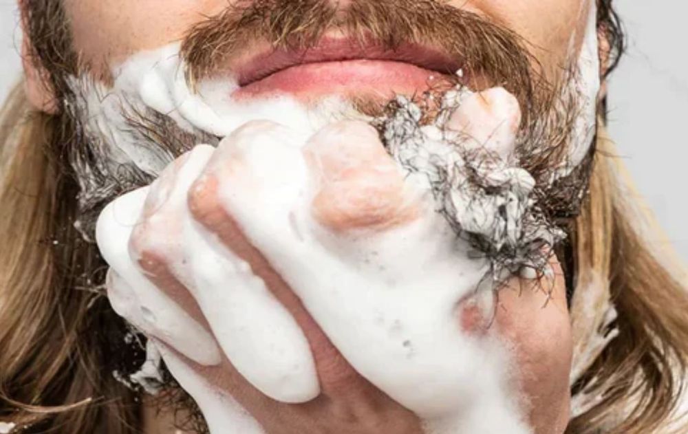 Lo más recomendable es combinar una buena higiene, hidratación y productos adecuados para el cuidado del vello facial.