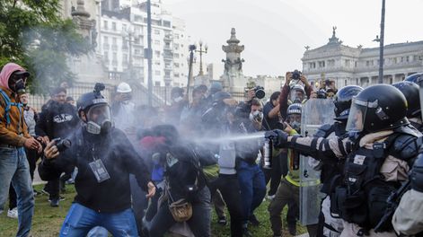 Nuevos incidentes entre jubilados y policías frente al Congreso.