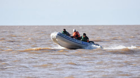 Hallaron un cuerpo en Uruguay e investigan si es uno de los pescadores desaparecidos en el Río de la Plata