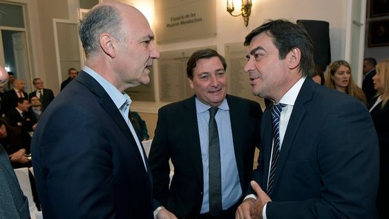 El gobernador Rodolfo Suárez dio el último discurso de apertura de la Asamblea Legislativa 2023 en la Legislatura de Mendoza Omar Carmona, Omar Parisi y Omar de MarchiFoto: Orlando Pelichotti
