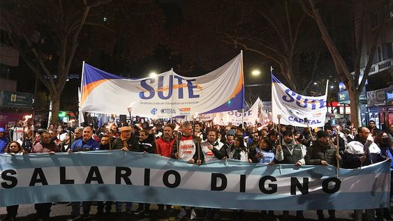 Mendoza 24 de junio 2022 Marcha de las Antorchas: varios gremios se unieron al SUTE para pedir la reapertura de paritariasFoto Marcelo Rolland / Los Andes