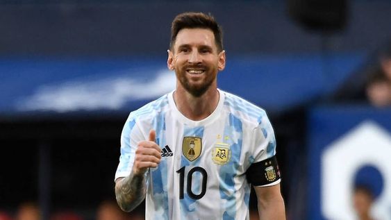 El sitio Transfermarkt publicó la lista con los 100 futbolistas más cotizados en el mundo y, por primera vez en quince años, el capitán de la Albiceleste no es el argentino mejor valuado. / Gentileza.