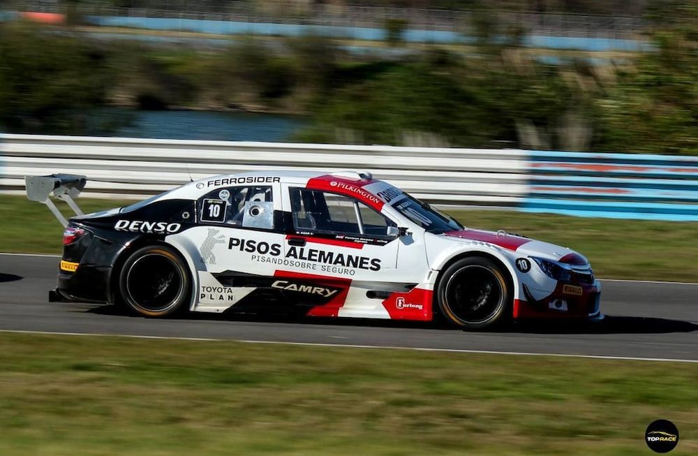 Diego Azar quedó como único puntero del campeonato de Top Race luego de la tercera fecha disputada en el autódromo “Oscar y Juan Gálvez” de Buenos Aires.