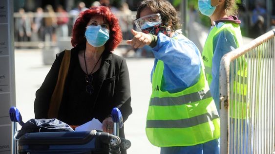 Prevención. El Gobierno suspendió los vuelos provenientes de Italia, Países Bajos, Dinamarca, Australia y Gran Bretaña. Foto: Clarín.