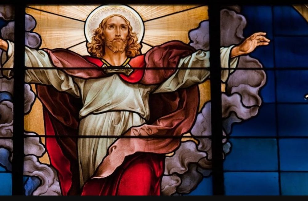 Detalle del vitral La Ascensión de Cristo creado por F. Zettler (1878-1911) en la iglesia alemana en Estocolmo, Suecia.