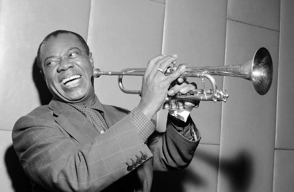 El reciente libro de Carlos Sampayo nos propone un recorrido por la historia del jazz, disfrutable tanto para los conocedores deseosos de nuevos recodos de la discografía como para quienes se inician ahora en el género.