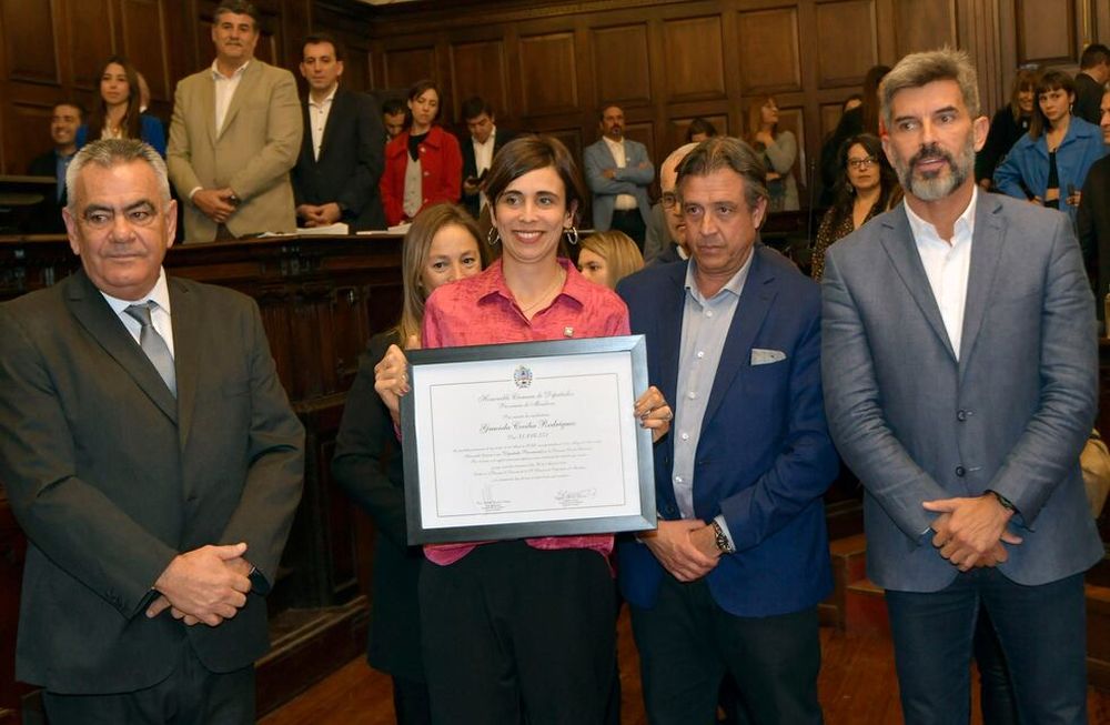 Asumieron los Diputados Provinciales en el Legislatura. En la foto, Cecilia Rodríguez sostiene su nuevo diploma. Es suarista y la acompañaron el ministro de Gobierno Víctor Ibáñez y el intendente de Capital Ulpiano Suárez.Foto:  Orlando Pelichotti / Los Andes