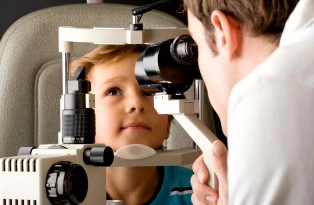 Anteojos con filtro azul en niños, ¿un arma de doble filo?