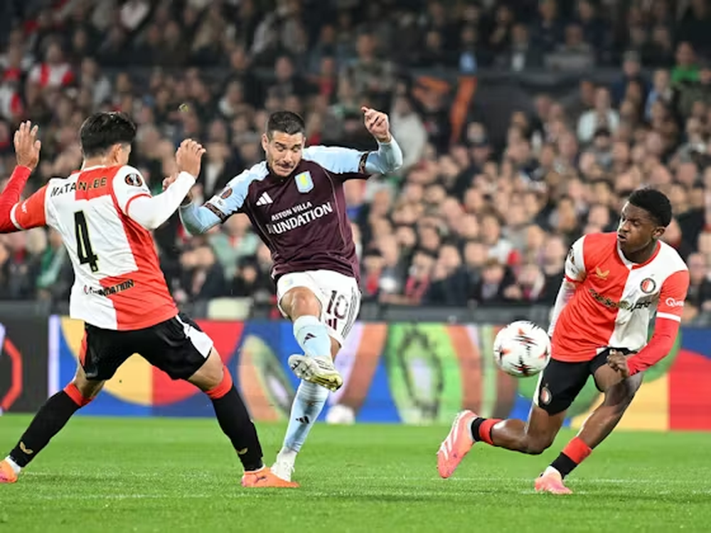 Emiliano Buendía también rescató agónicamente al Aston Villa.