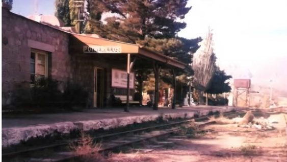 La antigua estación del tren trasandino en Potrerillos, uno de los sitios que quedaron bajo el lago.