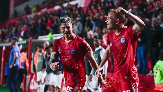 Los jugadores de Argentinos festejan el triunfo ante Talleres.