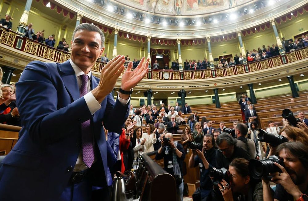 El presidente del Gobierno en funciones, Pedro Sánchez, aplaude al término de la segunda jornada del debate de investidura, este jueves en el Congreso de los Diputados en Madrid.  (EFE)