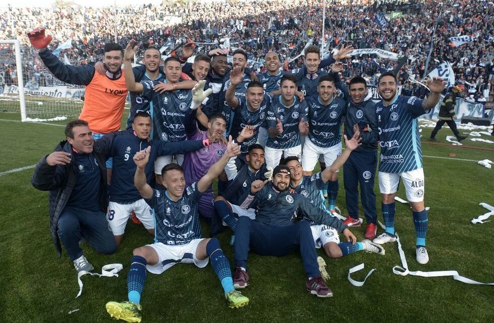 El festejo del plantel de Independiente Rivadavia. / LOS ANDES