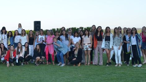 Mujeres metiendo un cambio